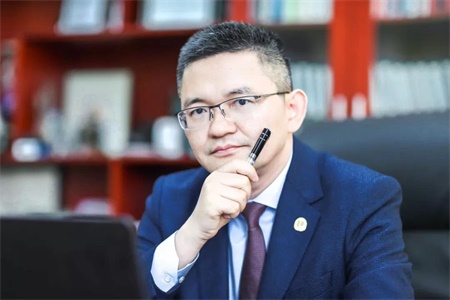 萬瑋，上海民辦平和學校校長