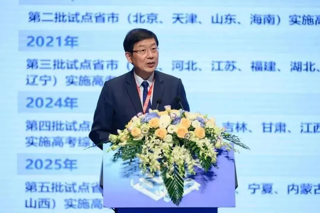 上海外國(guó)語(yǔ)大學(xué)賢達(dá)經(jīng)濟(jì)人文學(xué)院校長(zhǎng)、上海市教育考試院原院長(zhǎng)鄭方賢做《高考綜合改革與大學(xué)招生錄取》主旨報(bào)告。