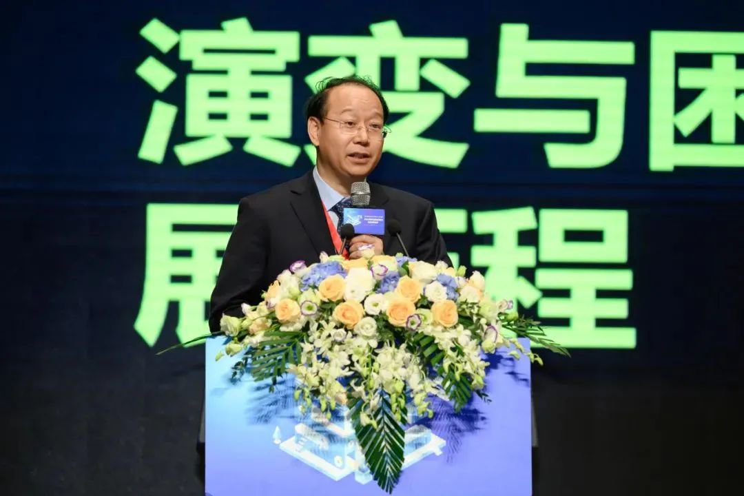 上海市寶山區(qū)教育局局長(zhǎng)張治做《人工智能重塑教育評(píng)價(jià)的底層邏輯和可能路徑》主旨報(bào)告。