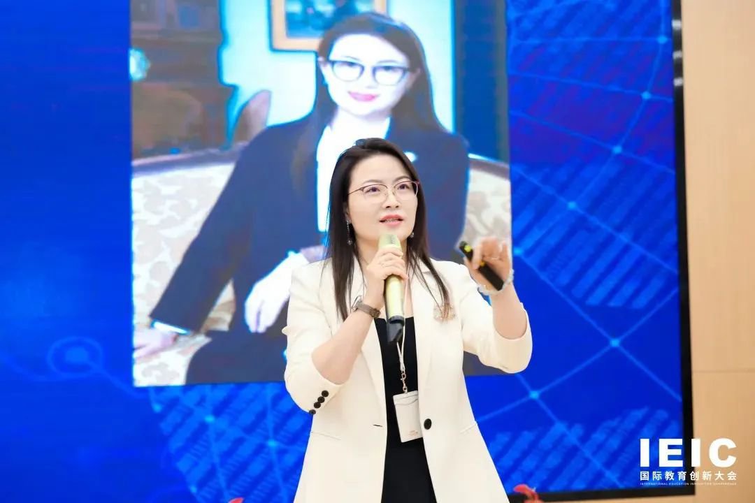 青浦協和校長黃瑩帶來《學校管理者的“道”與“術”》的專題分享。